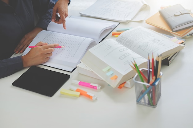 Studenten, die Campuskonzept studieren und brainstorming.