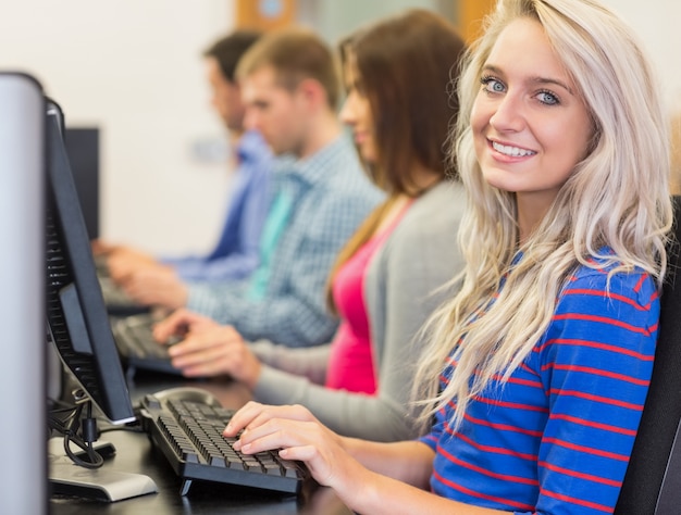 Foto studenten, die computer im computerraum verwenden