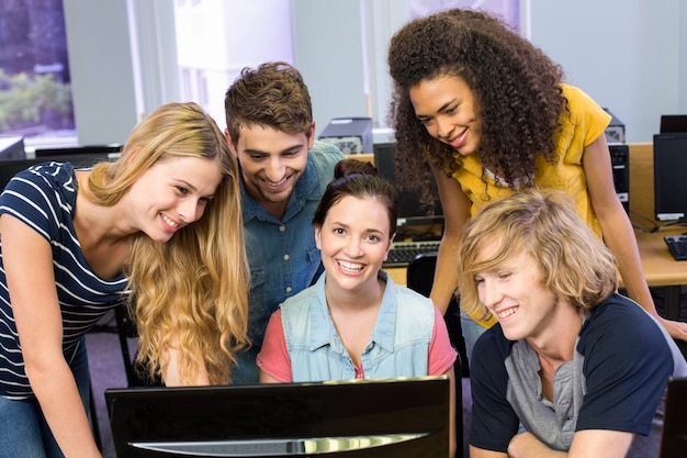 Studenten, die Computer verwenden