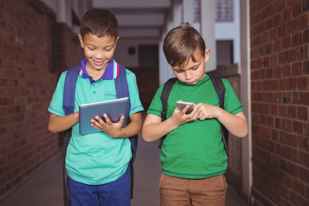 Studenten, die ein Tablet und ein Smartphone verwenden