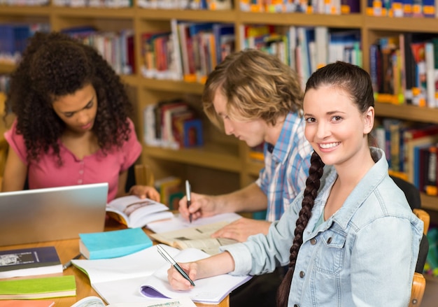 Studenten, die Hausarbeit in der Bibliothek tun