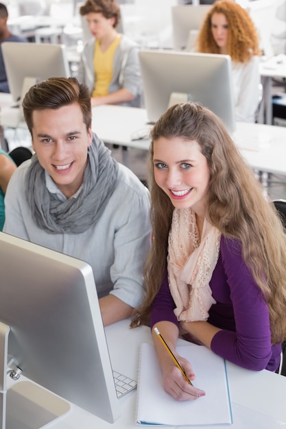 Studenten, die im Computerraum arbeiten