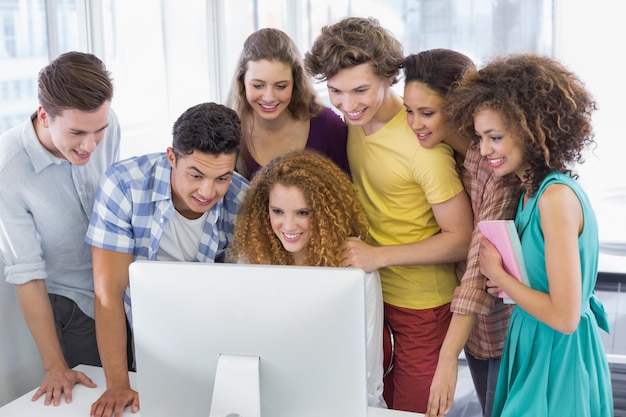 Studenten, die im Computerraum arbeiten