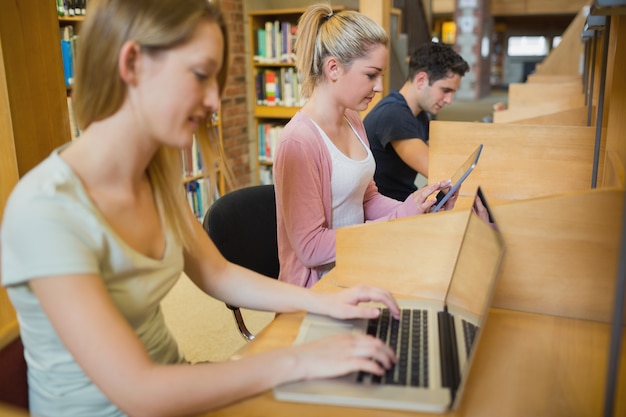 Foto studenten, die in folge studieren