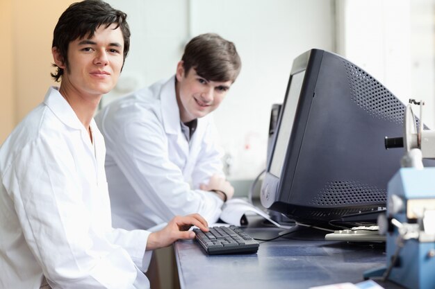 Studenten, die mit einem Monitor aufwerfen