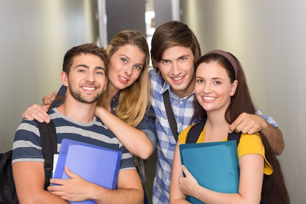 Studenten, die Ordner am Collegekorridor halten