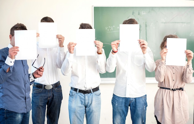 Foto studenten, die unbelegte papiere anhalten