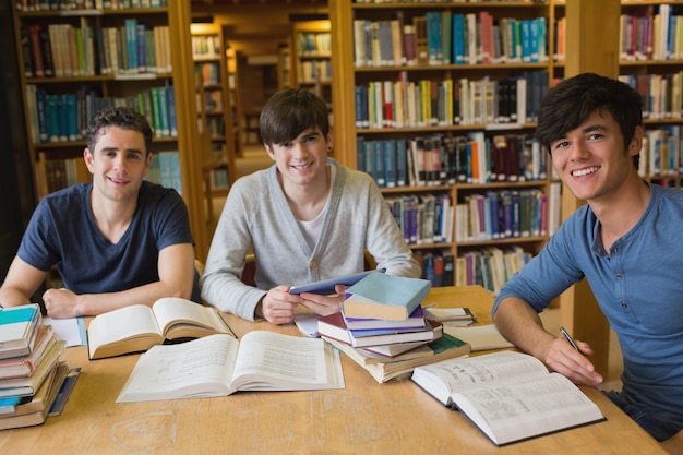 Studenten, die vom Studieren oben schauen