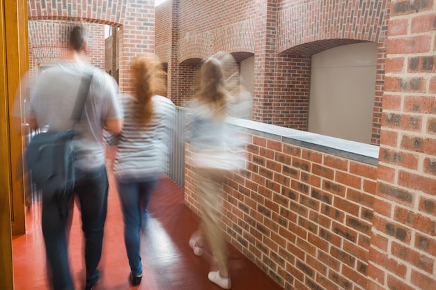 Studenten, die zusammen in die Halle gehen