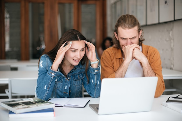 Studenten, die zusammen studieren