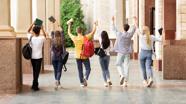 Studenten gehen auf dem College-Campus, nachdem sie die Prüfung bestanden haben.