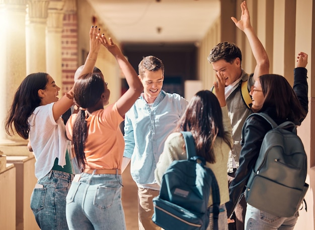 Studenten glücklich und tanzend, um gemeinsam auf dem Campus für den Projekterfolg zu feiern, interrassische Bildung und Zielerreichung Diversity-Gruppe von College-Freunden und Studienfeier oder Tanzhände