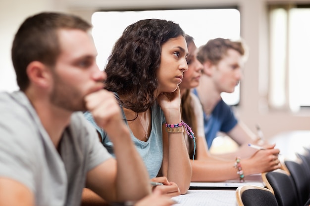 Foto studenten hören einen dozenten