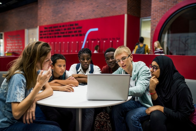 Studenten Lebensstil E-Learning mit Laptop