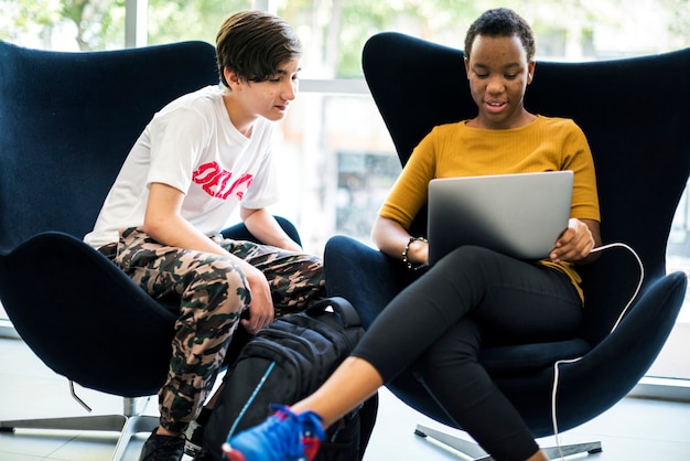 Studenten lernen mit einem Laptop