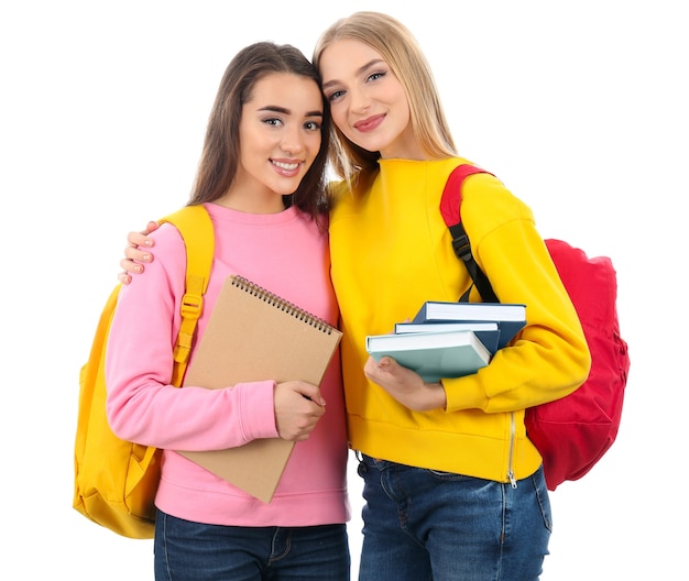 Studenten mit Rucksäcken und Büchern auf Weiß.