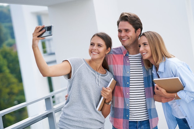 Studenten mit Smartphone auf dem Campus