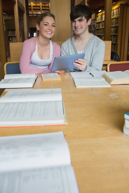 Studenten mit Tablet-PC am Studientisch