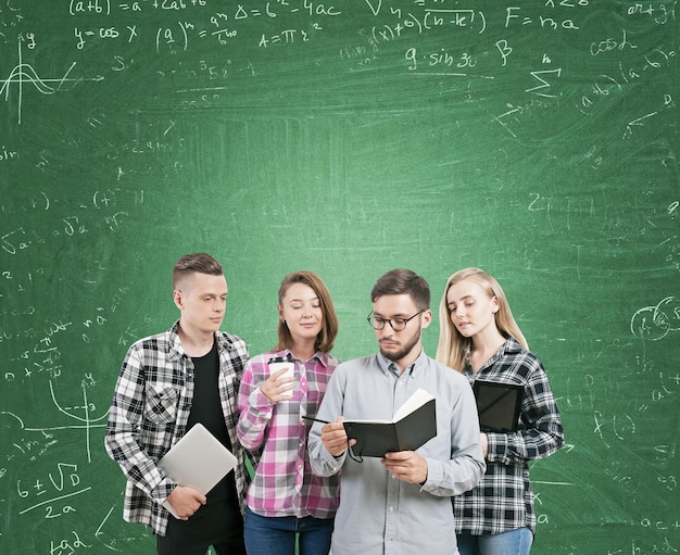 Studenten nahe grüner Tafel