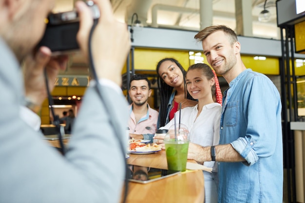 Studenten posieren im Café