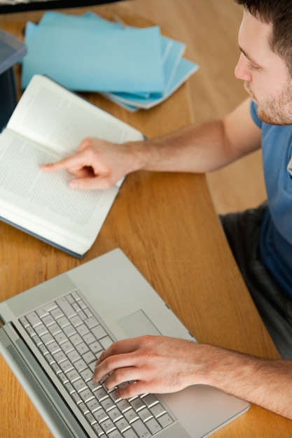 Studenten recherchieren im Internet