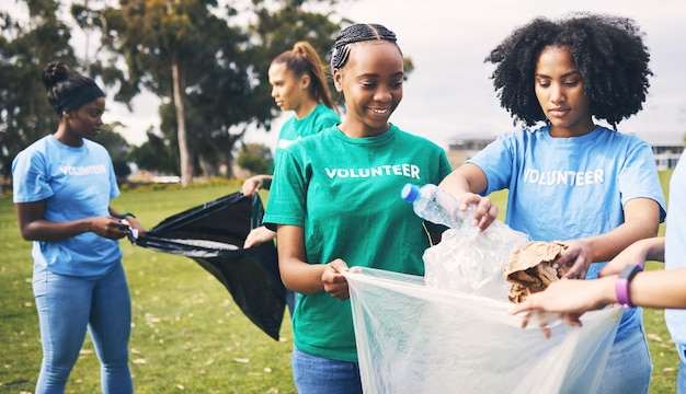Studenten recyceln und Freiwilligenprojekte in der Gemeinschaft mit jungen Leuten, die Plastik und Müll reinigen Fröhliches Recycling und Wohltätigkeitsarbeit für einen nachhaltigen, umweltfreundlichen und ökologischen Dienst im Freien