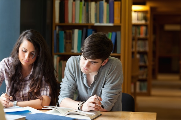 Studenten schreiben einen Aufsatz