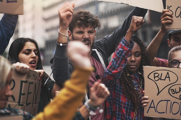 Studenten schreien im Rauch unter Protest für die Menschenrechte im Freien