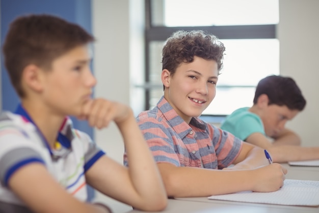 Studenten sitzen am Schreibtisch im Klassenzimmer