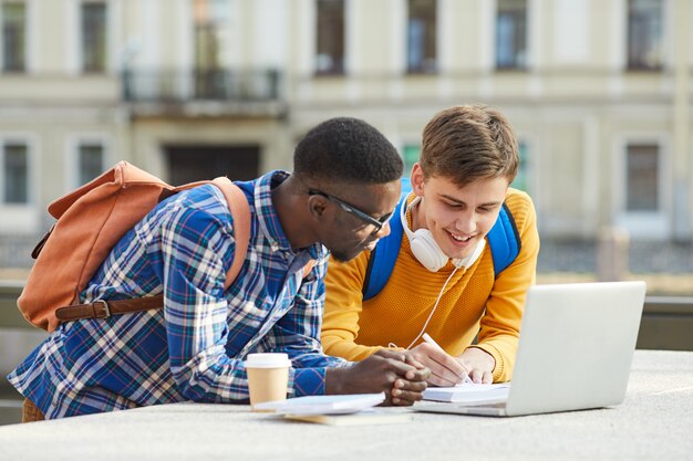 Studenten stehen draußen zusammen