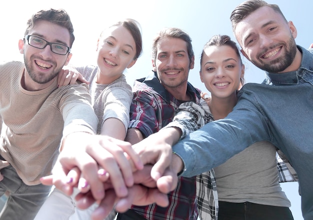 Studenten-Teamwork, das Handkonzept stapelt