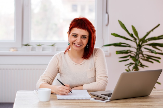 Studentenmädchen, das zu Hause studiert