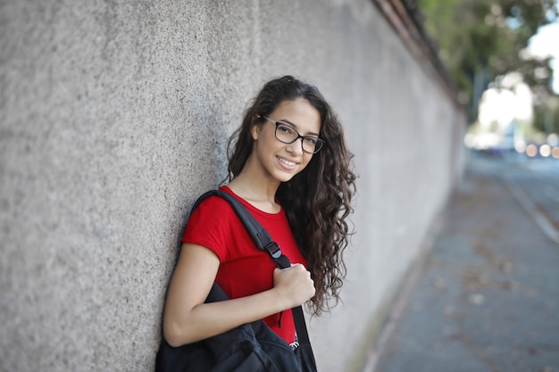 Foto studentin auf der straße