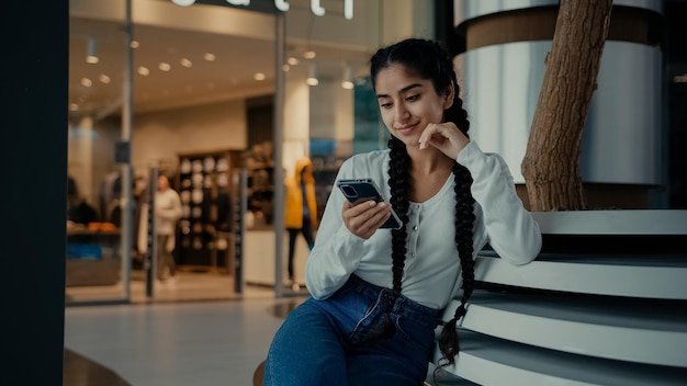 Studentin aus dem Nahen Osten Mädchen Geschäftsfrau arabische ethnische Studentin Shopper im Chat auf