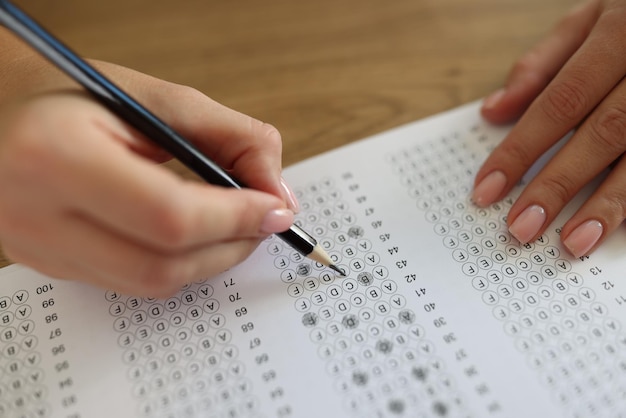 Foto studentin beantwortet testfragen mit bleistift