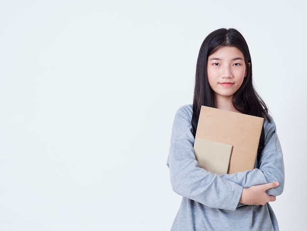 Studentin, die Bücher mit Rucksäcken hält.