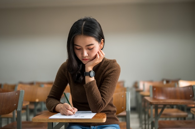 Studentin, die Tests an der Universität macht