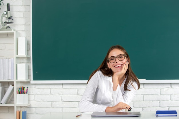 Studentin im Unterricht im Klassenzimmer an der High School oder am College