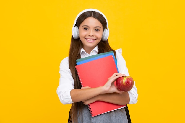 Studentin in Kopfhörern mit Büchern Bildung in der Schule oder Hochschule Glückliches Mädchengesicht positiv