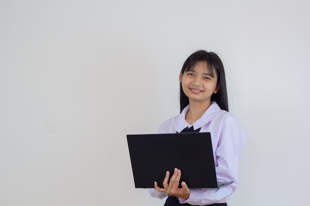 Studentin junges Mädchen halten Labtop auf ihrem Arm auf weißem Hintergrund