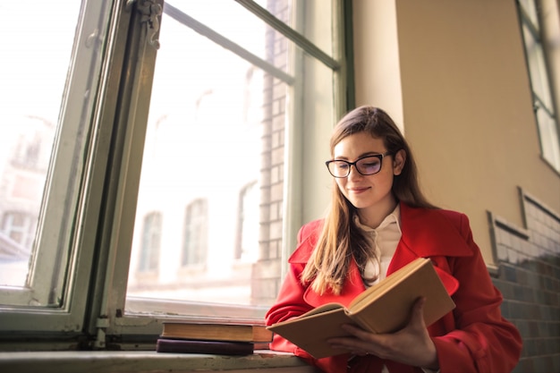 Studentin mit einem Buch