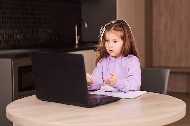 Studentin Online-Lernklasse mit Laptop zu Hause