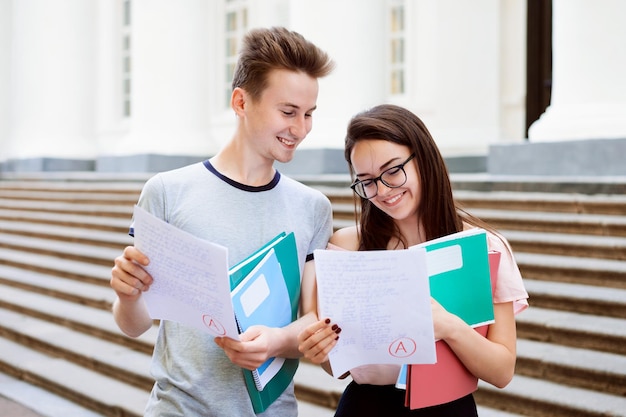 Studentin prahlt mit ihren Testergebnissen mit einem männlichen Freund