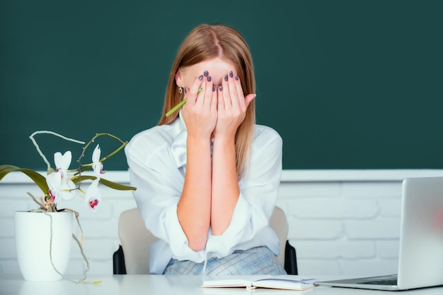 Studentin schämte sich im Schulklassenzimmer