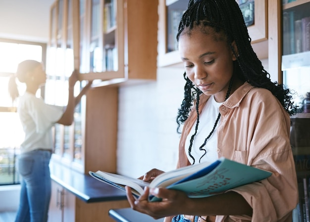 Studentin schwarze Frau Bibliothek und Lesebücher für Bildung und akademisches Wissen in Brasilien Junge Afrikaner studieren Prüfungsforschungsprojekt und Informationen im Bücherregal der Universität