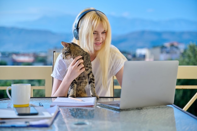 Studentin studiert zu Hause online mit einem Laptop