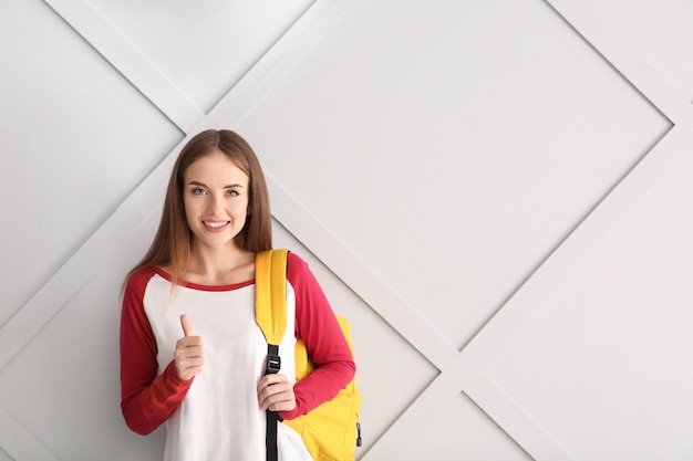 Studentin zeigt Daumen hoch