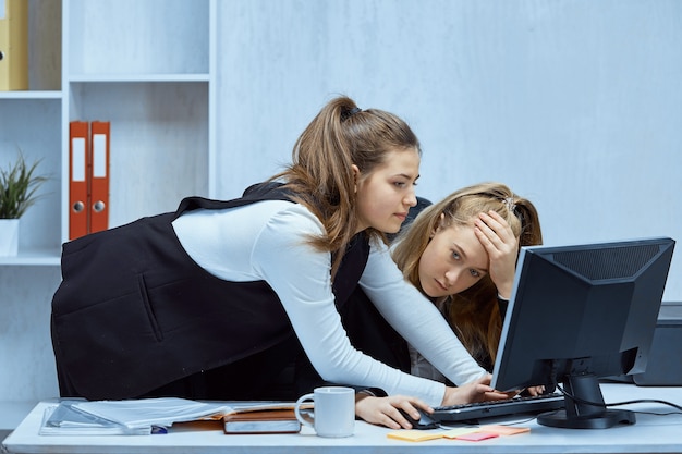 Studentinnen arbeiten gemeinsam an einem Projekt