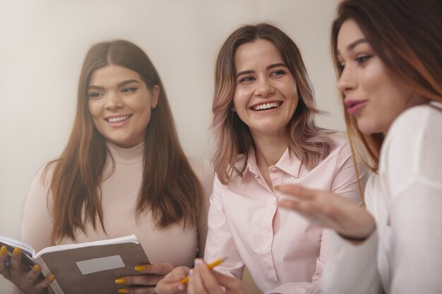 Studentinnen, die zusammen an einem Projekt arbeiten