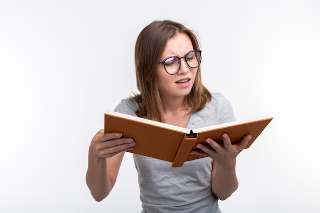 Studienpädagogik Menschen Konzept. Studentin ist es leid, Unterricht zu lernen, sie trägt ein graues Hemd